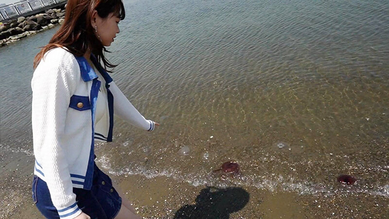 波打ち際ではしゃぐ綾瀬こころちゃん