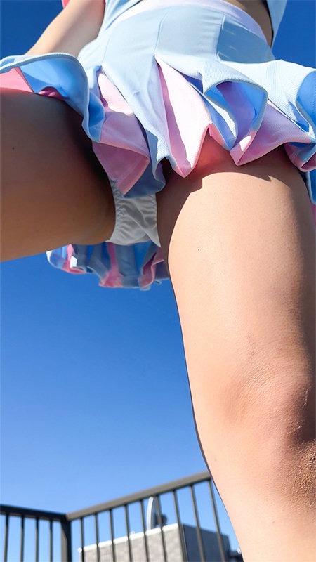 チアリーダー姿の望月尾ふうかちゃんを下のアングルから撮影。純白のパンツが見えている。