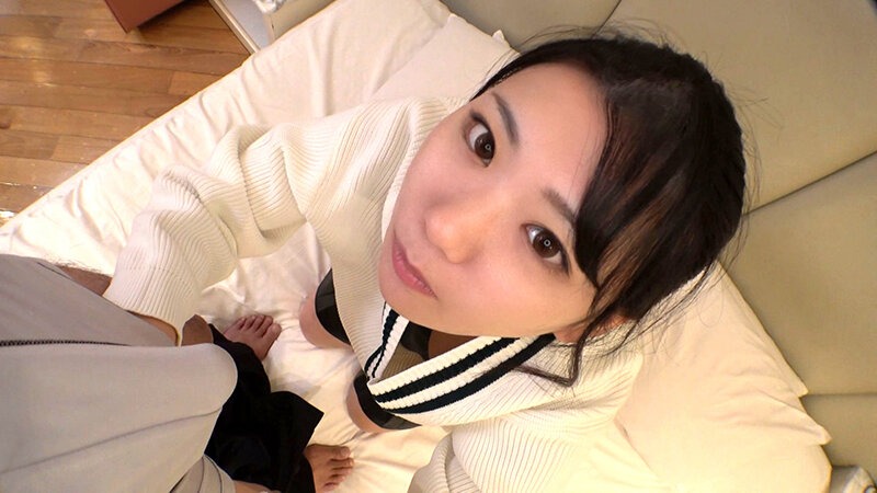 上目遣いでパンツの突起を見つめる望月ふうか